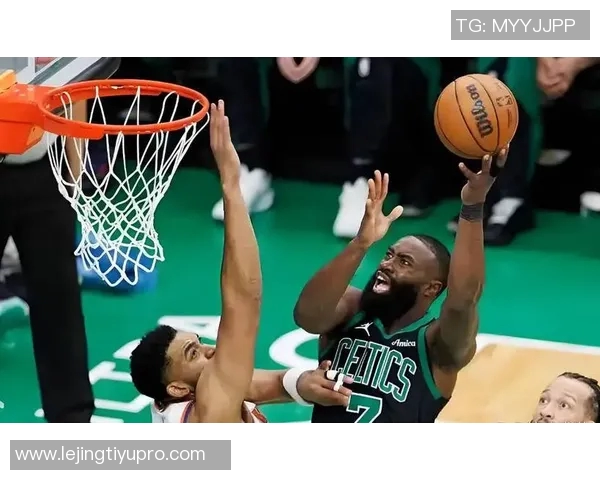 杰伦布朗全能表现助力球队胜利砍下35分5板5助1断展现领袖风范